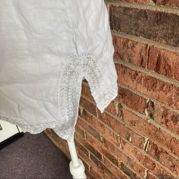 ✨5/$15 { SAINT TROPEZ WEST } White & Silver Linen Top - Picture 5 of 7